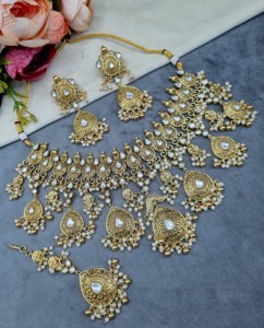 Ensemble de bijoux ethniques plaqué or avec collier à motif goutte d'eau, perles et franges, boucles d'oreilles et mangtika, pour réception de mariage, vente en gros - Product Image 4