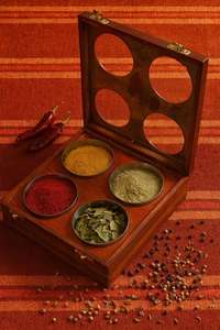 กล่องใส่เครื่องเทศไม้สไตล์แฮนด์เมด – กล่องมาซาลาดาบาห์งานฝีมืออินเดีย, กล่องจัดระเบียบในครัวสไตล์เรียบง่าย, ฝาแก้ว - Product Image 2