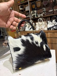 Bolso de mano mini de cuero genuino con pelo de vaca hecho a mano para mujer, estilo occidental, negro y blanco, con asa superior |   Bolso de Moda - Product Image 2