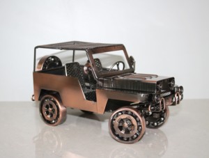 Sculpture de voiture Jeep en métal moderne, artisanale, par NIRMALA HANDICRAFT |   Décoration de table en fer finition cuivre antique du Rajasthan - Product Image 3
