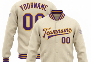 Chaqueta Varsity Personalizada para Hombre, Color Crema, Morado y Dorado, Letras Bordadas, Cuello Camisero, Corte Regular, Estilo Preppy Otoñal - Product Image 4