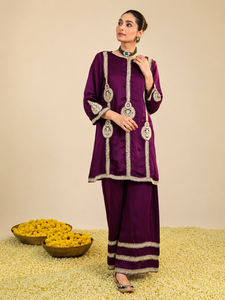 Conjunto de Kurta de Seda Zainaa Morada con Rayas de Satén, Estilo Tradicional para Boda, Manga Campana, Silueta en A, Bordado - Product Image 4