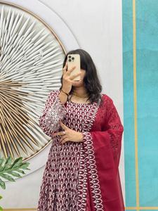 Vestido Chikankari con Georgette Dupatta para fiestas festivas añade glamour y elegancia a tu look - Product Image 2