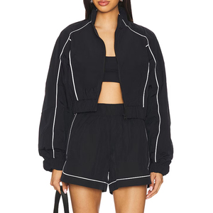 Ensemble 2 pièces sportif noir uni pour femme, avec short et haut à manches longues à capuche zippé, coupe droite, longueur genou, 100% nylon respirant et séchant rapidement, idéal pour le printemps - Product Image 1