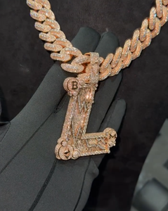 Colgante de Lujo con Letra L de Moissanita Chapada en Oro, con Engaste Pavé de Corte Brillante Redondo, Amuleto Temático para Uso Diario, Unisex - Product Image 5