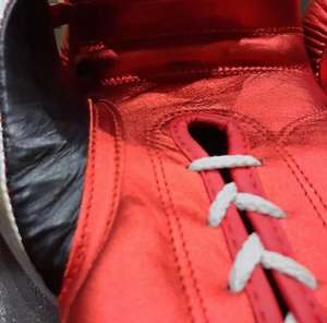 Gants de boxe pour adultes 2026 avec logo personnalisé, en cuir exquis, antidérapants, avec sangle de poignet réglable, fermeture à boucle imperméable, pour l'entraînement - Product Image 3