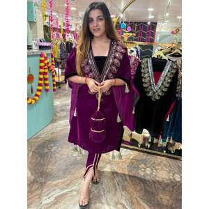 NUEVA LLEGADA CODIFICACIÓN DE TERCIOPELO BORDADO SECUENCIA TRABAJO KAFTAN Y DHOTI PANT CON VINO POTLI - Product Image 1