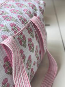 Sac de voyage matelassé en coton fait main, imprimé floral gris, avec longue ceinture amovible, motif imprimé à la main, grand format, de luxe, décontracté - Product Image 3