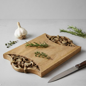Magnifique planche à découper en bois foncé, ornée de sculptures florales élégantes et d'une finition lisse de qualité supérieure, disponible à prix de gros. - Product Image 6