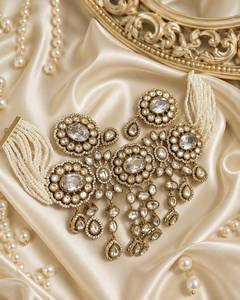 Parure de collier ras-du-cou et boucles d'oreilles de mariée style victorien, plaqué or, avec perles CZ et Kundan, inspirée des bijoux Moissanite - Product Image 5