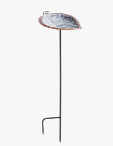 Bebedero para Pájaros de Metal con Diseño de Hojas en Dos Tonos de Cobre Antiguo, Decoración para Jardín y Patio Exterior, Bandeja para Alimentar Pájaros con Base de Estaca - Product Image 1