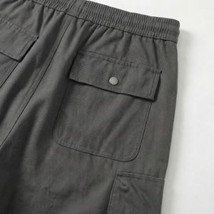 Pantalon cargo gris avec bretelles |   Pantalon cargo à jambes larges et multi-poches |   Pantalons streetwear surdimensionnés |   Fabricant OEM personnalisé - Product Image 4