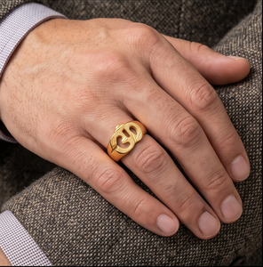 DIVYORO Anillo festivo clásico para hombre chapado en oro con símbolo OM recortado - Product Image 3