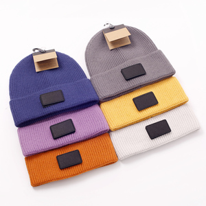Bonnet d'hiver en acrylique tricoté de luxe pour hommes et femmes, personnalisable avec logo de créateur, doux et confortable pour les voyages - Product Image 6