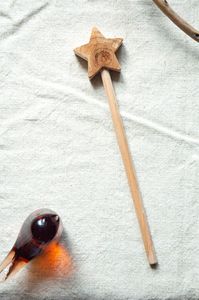 Varita de Madera Natural con Acabado Liso para Disfraces de Hadas y Juegos de Imitación para Niños - Product Image 6