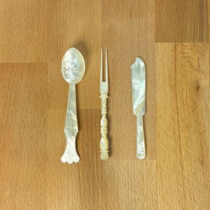 Cuillère de service artisanale bohème en nacre blanche non toxique ILAHI pour les fêtes, origine Uttar Pradesh - Product Image 1