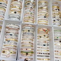 Vente en gros de bijoux tendance pour femmes, bracelet à breloques en acier inoxydable avec cœur et trèfle à quatre feuilles en or, personnalisable