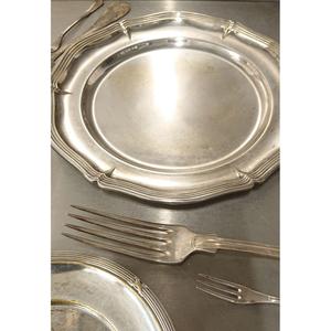 Vajilla para Restaurantes, Plato de Plata con Borde Personalizado, Plato Base de Latón, Apto para Contacto con Alimentos, Estilo Floral Grande de Metal, Plato de 14 Pulgadas - Product Image 1