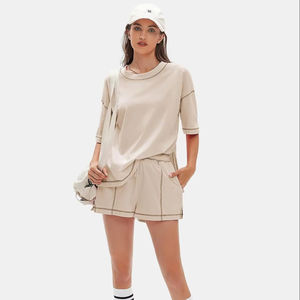 Ensemble deux pièces décontracté d'été pour femmes, tendance et élégant, composé d'un t-shirt et d'un short, confortable et respirant, idéal pour se détendre. - Product Image 1