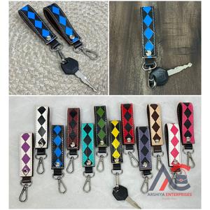 Porte-clés en cuir à carreaux fait main personnalisé par le fabricant avec fermoir métallique, porte-clés de luxe pour voiture, parfait pour un cadeau - Product Image 1