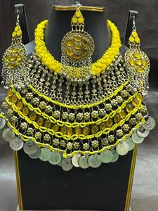 Exquisito conjunto de gargantilla y aretes afeganes Kuchi con incrustaciones de turquesa y cadenas de monedas de varias capas. - Product Image 4