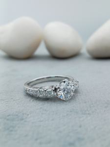 Bague de fiançailles et de mariage tendance pour femme en or massif 10 carats, sertie d'un diamant rond de 1 carat certifié IGI, monture à griffes, cadeau idéal - Product Image 2