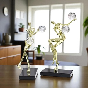 Ensemble décoratif de 2 sculptures en métal représentant des hommes, parfaites pour la décoration de bureau, les événements et la mise en scène de table, fabriquées à la main en Inde. - Product Image 2