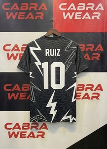 Camiseta Deportiva Sublimada Unisex, Negra, con Estampado Geométrico de Rayos, Cuello Redondo, Manga Corta, Secado Rápido, Poliéster, Personalizable para Softbol - Product Image 3