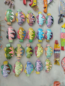 Décoration murale artisanale en bois coloré, thème crabes et poissons, style côtier tropical, à suspendre, bon prix, thème créatures marines - Product Image 5