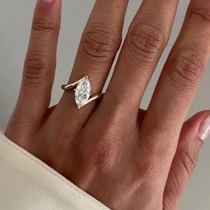 Anillo de Compromiso con Diamante Corte Marquesa, Oro Sólido de 18K, Engaste de Garras, Banda Pavé, Joyería Fina Clásica para Mujer - Product Image 4