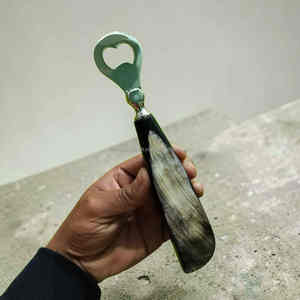 Abridor de botellas de cuerno de buey auténtico de primera calidad, herramienta de bar rústica hecha a mano para uso doméstico y en bares a precio económico. - Product Image 6