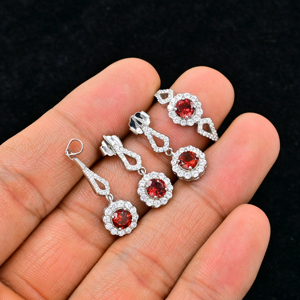 Ensemble de bijoux en argent sterling 925 certifié IGI avec pierre précieuse de grenat rouge naturel taille ronde, comprenant une bague, des boucles d'oreilles et un pendentif pour femmes - Product Image 3