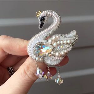 MD HANDICRAFTS Elegante Broche Bordado Botánico Hecho a Mano para Niñas y Mujeres para Ocasiones de Boda - Product Image 2