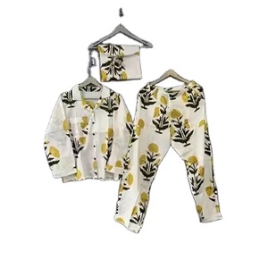 Conjunto de ropa de dormir nupcial con estampado blanco para mujer, camisola elegante de seda y bata Duo, ropa de dormir lujosa Ideal para noche de bodas - Product Image 1