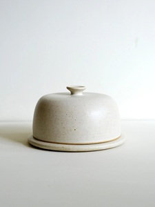 Mantequillera Artesanal en Forma de Domo con Tapa de Perilla Lisa, Acabado Rústico Glaseado, Plato Redondo para Servir, Elegante Almacenamiento de Mantequilla para Cocina - Product Image 4