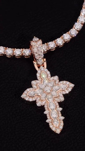 จี้รูปกางเขนประดับเพชรโมอิสซาไนต์ชุบทองคำขาวและโรเดียมสีโรสโกลด์ 14K พร้อมดีไซน์ทรงเหลี่ยมแบบฮิปฮอป สำหรับทั้งชายและหญิง ทำจากเงินแท้ 925 - Product Image 3