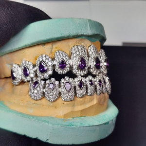 Grillz Hip Hop Personnalisé de Luxe avec Pierres Taillées Poire Violettes, Perles d'Eau Douce, Micro-Pavé Moissanite et Finition Plaqué Rhodium pour Dents - Product Image 5