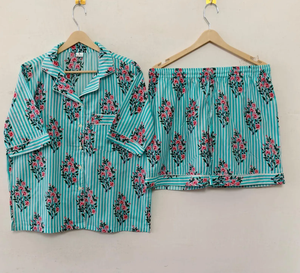 Ensemble de pyjama d'été luxueux en coton imprimé à la main motif floral vert marin, respirant et écologique, avec haut boutonné - Product Image 1