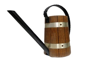 Arrosoir en bois de qualité supérieure, idéal pour les jardins, les petites plantes, les herbes et les fleurs sur les patios ou les balcons, en provenance d'Inde. - Product Image 3