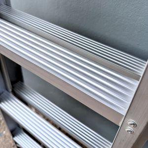Échelle en aluminium de haute qualité avec marches antidérapantes pour une sécurité maximale. - Product Image 3