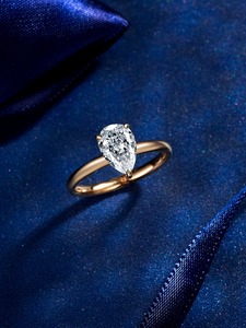 Anillo de Moissanita con Corte Brillante y Acabado en Oro, Joyería Elegante para Bodas y Uso Diario, Venta Directa de Fábrica - Product Image 3