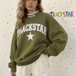 Sudadera Oversize de Cuello Alto para Mujer, Negra Sólida con Gráfico Trackstar, Casual, Manga Larga, Invierno, Estilo Urbano - Product Image 3