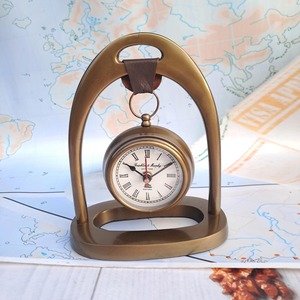 Reloj de Escritorio Personalizado de Latón con Forma de Herradura, Reloj de Mesa Vintage con Números Romanos, Elegante Regalo Ecuestre, Decoración Rústica para Oficina - Product Image 5