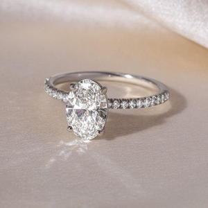 Anillo de Moissanita con Corte Ovalado y Banda Pavé, Chapado en Oro Blanco de 18K, Anillo de Compromiso Alternativo al Diamante, Anillo de Boda para Mujer - Product Image 1