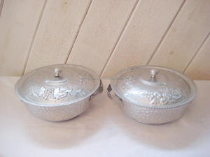 Bol en aluminium martelé moderne du milieu du siècle avec couvercle Casserole en métal orné Cadeau de mariage - Product Image 4