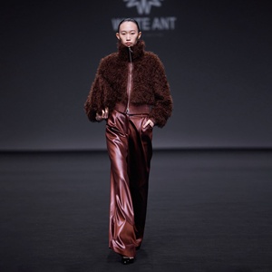 Pantalon élégant taille haute en satin plissé à jambes larges MIRA PLEATED WIDE-LEG TROUSERS, longueur ras du sol, coupe droite, décontracté pour femme - Product Image 4