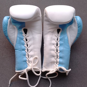 Guantes de boxeo de cuero genuino con logotipo personalizado, profesionales, azul cielo y blanco, de dos tonos, con cordones. - Product Image 3