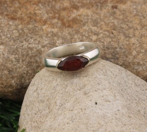 Anillo de Plata de Ley 925 con Granate Rojo Corte Marquesa, Anillo con Gema Roja Natural Corte Marquesa, Joyería Fina Hecha a Mano al por Mayor para Mujer - Product Image 2