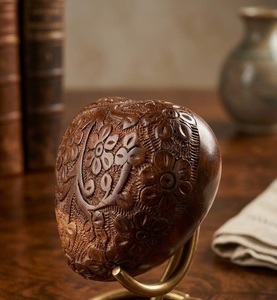 Urna de madera de palisandro tallada a mano con forma de corazón y base de latón, grabada con motivos florales, para guardar cenizas. - Product Image 1