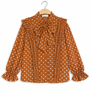 Blusa de moda para mujer al por mayor con estampado de lunares, cuello con lazo, plisada, con volantes frontales, manga larga, elegante, para oficina, proveedor de tops de trabajo - Product Image 3